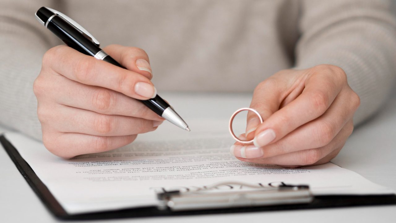 woman-signing-divorce-contract
